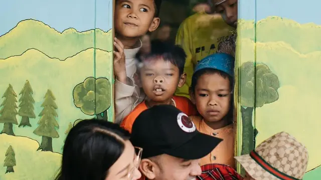 6 Kelakuan Kocak Bocah Ngintip Lewat Jendela Ini Bikin Ketawa