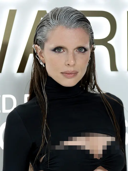 <p>Julia Fox menghadiri CFDA Fashion Awards di Cipriani South Street, New York, Amerika Serikat, 7 November 2022. Tampak rambut aktris dan model berusia 32 tahun ini sengaja dicat seperti beruban. (Dimitrios Kambouris/Getty Images/AFP)</p>
