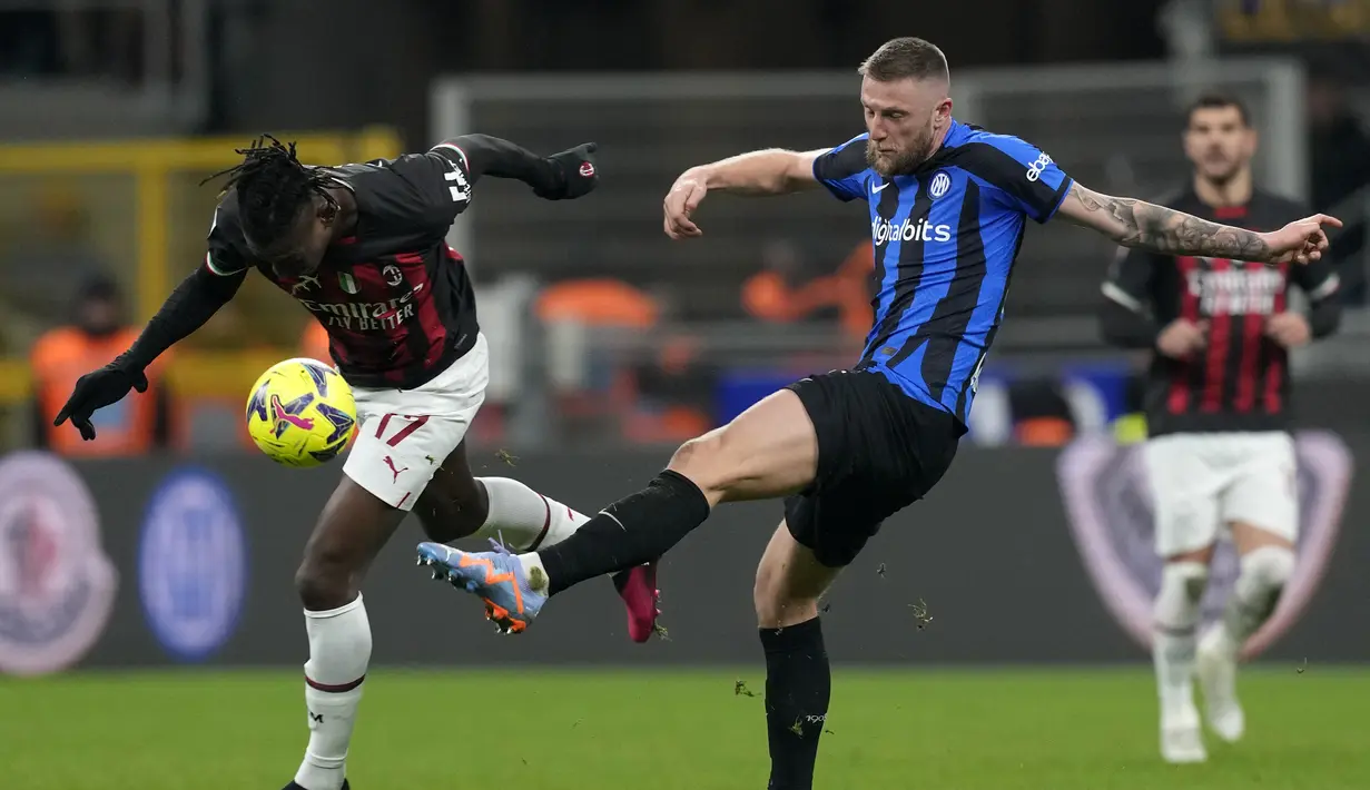Penyerang AC Milan Rafael Leao berebut bola dengan bek Inter Milan Milan Skriniar dalam laga pekan ke-21 Liga Italia 2022/2023 di Giuseppe Meazza, Senin dini hari WIB (6/2/2023). Keberhasilan ini membawa Inter kini ada di peringkat ke-2 dengan 43 poin. (AP Photo/Antonio Calanni)