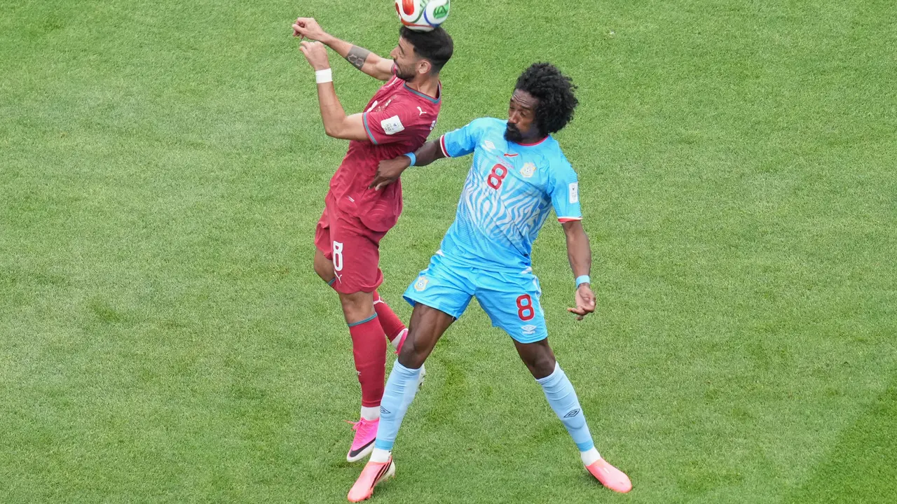 Pemain Portugal Bruno Fernandes (8), kiri, dan pemain RD Kongo Samuel Moutoussamy (8) berebut bola