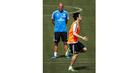  Zinedine Zidane (kanan), saat mengawasi Kaka berlatih di Kompleks Valdebebas Sports, Madrid, Spanyol (28/03/2014).  (EPA/Emilio Naranjo)