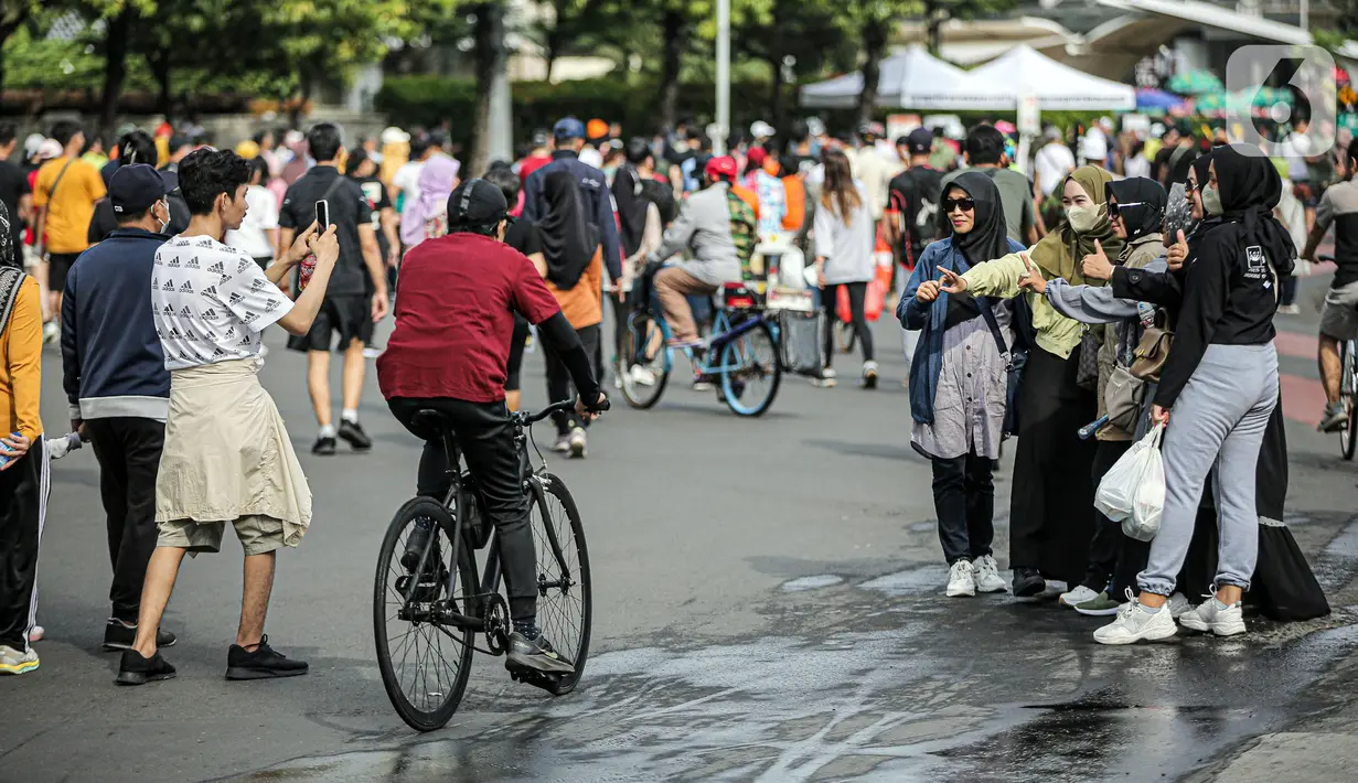 Warga berolahraga saat car free day di kawasan Bundaran HI, Jakarta, Minggu (4/12/2022). Penurunan kasus positif COVID-19 di Indonesia sudah mulai terlihat dalam sepekan belakangan. (Liputan6.com/Faizal Fanani)