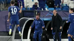 Pelatih kepala Chelsea, Thomas Tuchel bereaksi saat Christian Pulisic merayakan gol ke gawang Real Madrid pada leg pertama semifinal Liga Champions di Stadion Alfredo Di Stefano, Rabu (28/4) dini hari WIB.  Real Madrid hanya mampu bermain imbang 1-1 melawan Chelsea. (AP Photo/Bernat Armangue)