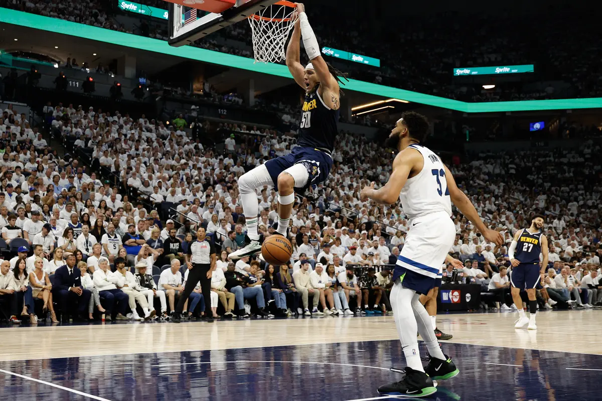 Aaron Gordon melakukan dunk saat Nuggets dijamu Timberwolves di play-off NBA