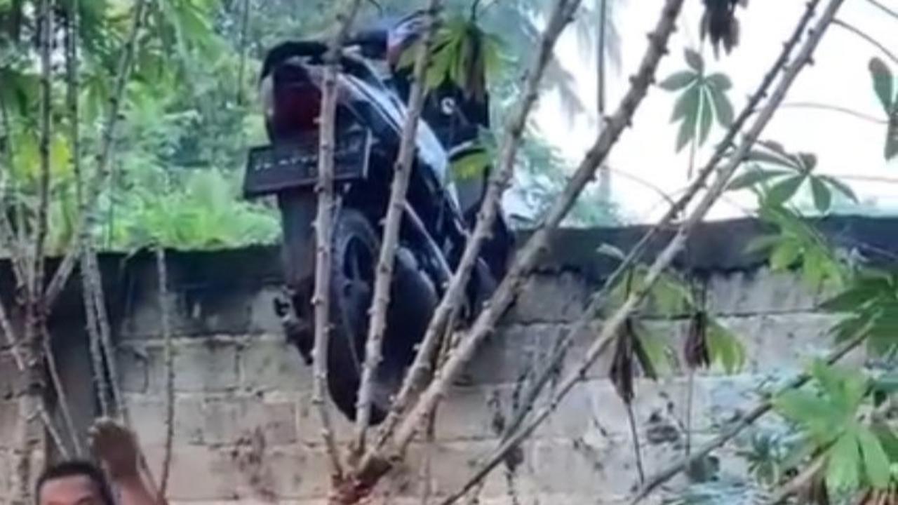 Mau Curi Motor, Eh Nyangkut di Pagar! Aksi Maling Ini Bikin Geleng-Geleng