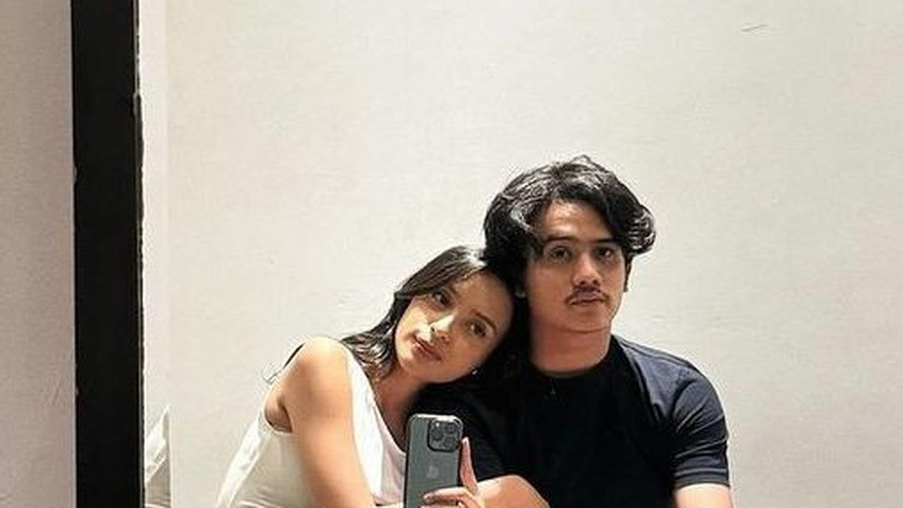 Kekasih Kaneishia ternyata adalah aktor tampan Kevin Ardilova. Hubungan mereka terungkap lewat unggahan di Instagram @kevinardillova.<br>