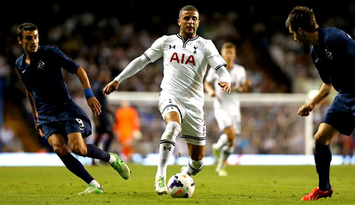 Kyle Walker (Tengah) berhadapan dengan dua bek Dinamo Tbilisi Levan Khmaladze (Kiri) dan Darko Glisic (Kanan) Pada play-off Liga Europa antara Tottenham Hotspur dan Dinamo Tbilisi di White Hart Lane di London utara (30/08/2013). (AFP/Adrian Dennis)