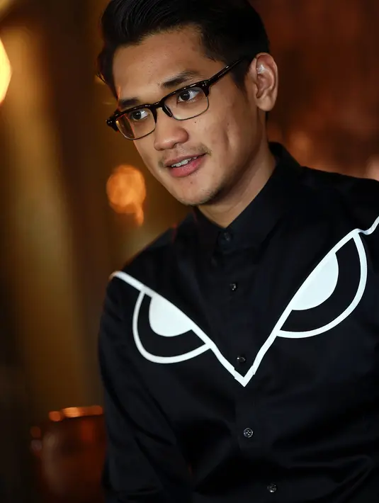 "Perbedaannya kemarin bekerja sama dengan om Erwin Gutawa dan lebih ‘classic’. Sekarang sangat membawakan sesuatu yg energik. Kita akan pakai LED yang cukup besar. Sebenarnya di konser ini ide saya," ujar pria berkacamata ini. (Wimbarsana/Bintang.com)