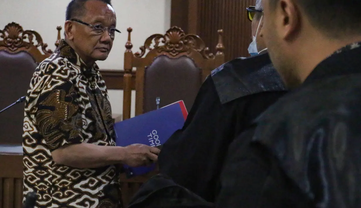 Jaksa mengatakan pencucian uang yang dilakukan Nurhadi berupa pembelian tanah dan bangunan senilai Rp 138,5 miliar. Tampak dalam foto, mantan sekretaris Mahkamah Agung (MA), Nurhadi (kiri), berjalan usai mengikuti sidang di Pengadilan Tindak Pidana Korupsi (Tipikor), Jakarta, Selasa (18/11/2025). (merdeka.com/Arie Basuki)