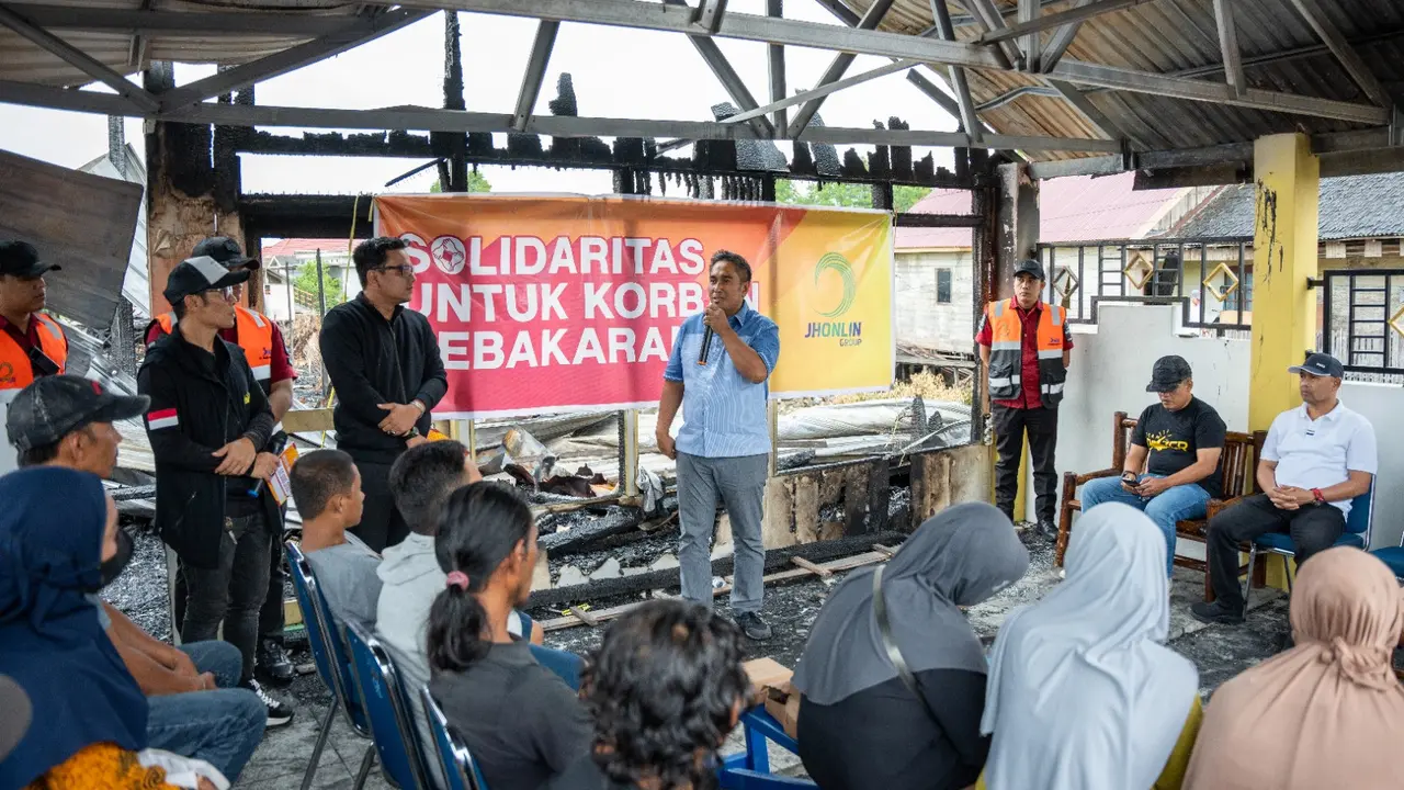 Jhonlin Group berikan bantuan total Rp1 miliar kepada 20 pemilik rumah korban bencana kebakaran di Kelurahan Tungkaran Pangeran, Kec. Simpang Empat, Tanah Bumbu, Senin (1/7/2024) (Istimewa)