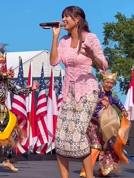 2. Tak tanggung-tanggung, ia mengisi acara tersebut dengan bernyanyi beberapa lagu, beberapa di antaranya adalah lagu dangdut. [Foto: Instagram/aurelie]