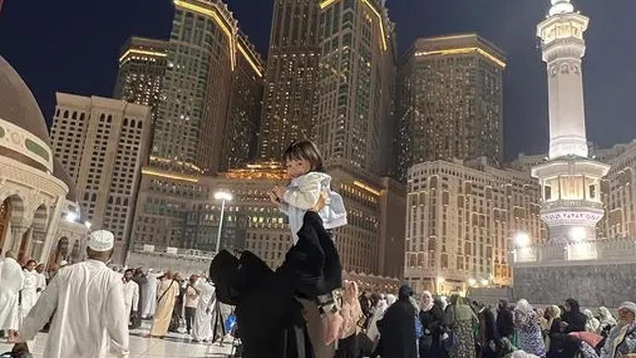 Deretan Foto Zaskia Gotik Umrah ke Tanah Suci, Potret Arsila Bikin Salfok