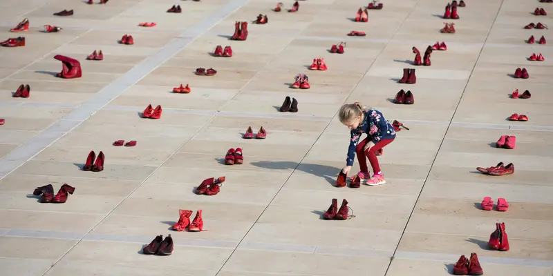 Instalasi ratusan sepatu merah