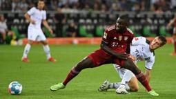 Dayot Upamecano resmi menjadi pemain Bayern Munchen pada musim ini. Sebelumnya, Bek berkebangsaan Prancis tersebut sempat mendapat tawaran bermain di Manchester United. Namun sejauh yang diketahui, mereka tidak menunjukkan pergerakan nyata untuk membawanya ke Old Trafford. (Foto: AFP/Ina Fassbender)