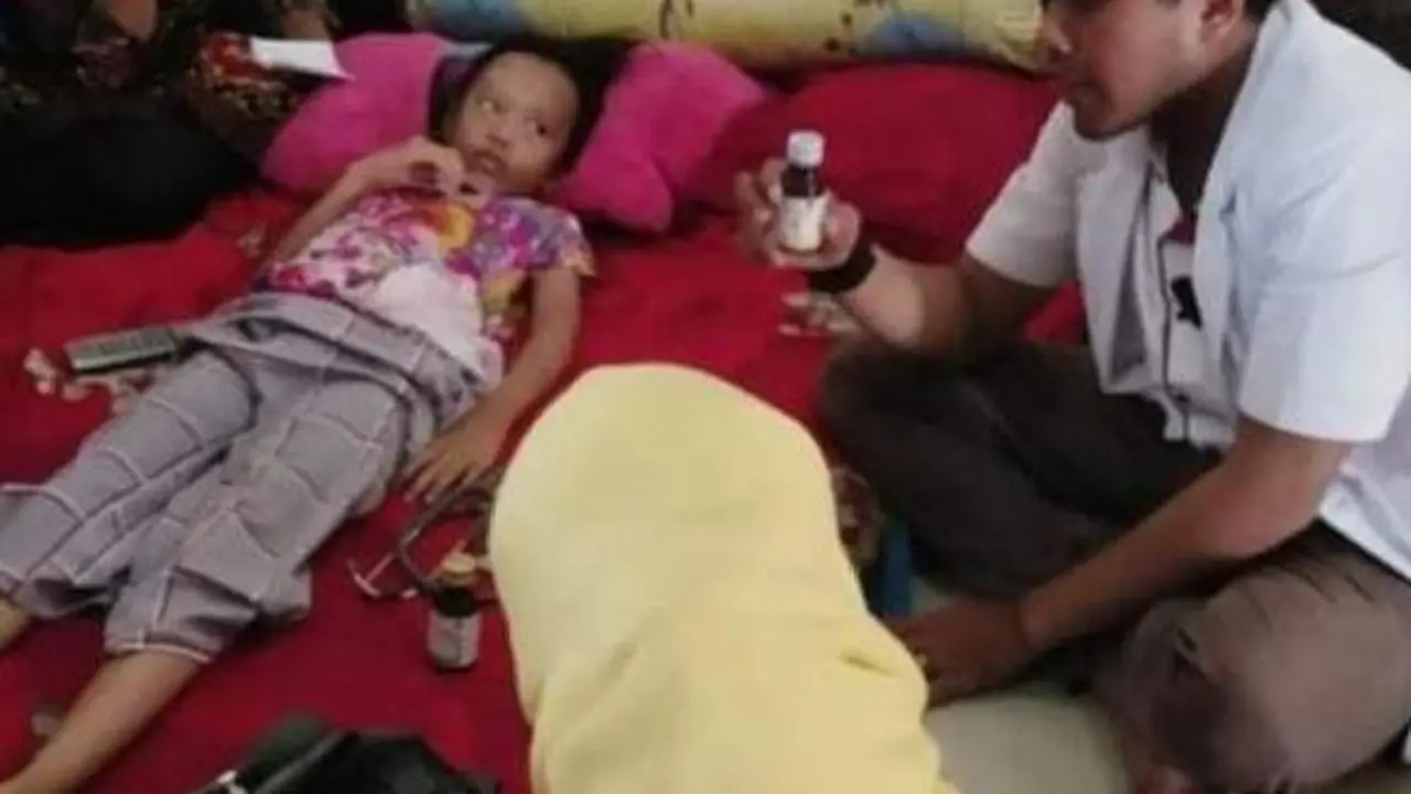 Salah seorang anak menjadi korban penyakit misterius di Jeneponto (Fauzan/Liputan6.com)