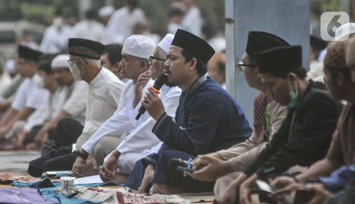 Jemaah Muhammadiyah saat menunaikan Salat Idul Fitri 1444 H di halaman Jakarta International Equestrian Park, Pulomas, Jakarta Timur, Jumat (21/4/2023). (merdeka.com/Iqbal S Nugroho)