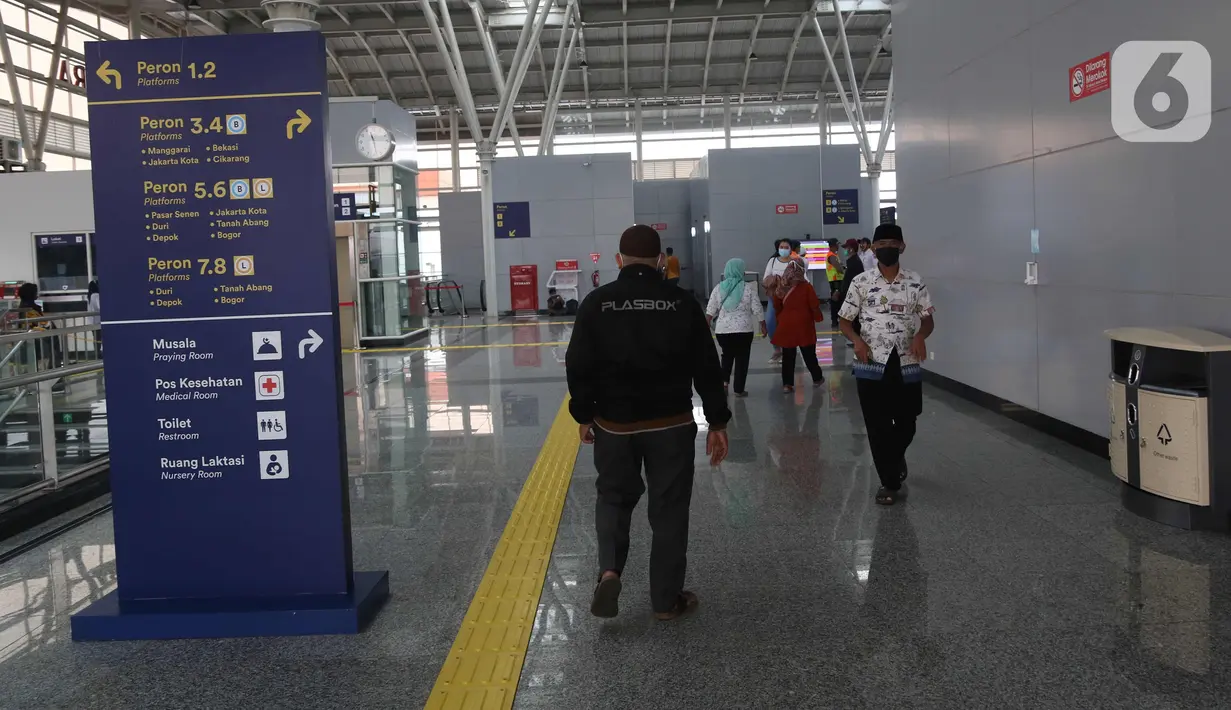 Aktivitas penumpang di Stasiun Jatinegara Baru, Jakarta Timur, Sabtu (20/3/2021). Stasiun baru ini dilengkapi dengan fasilitas pelayanan yang lebih baik misalnya escalator dan lift untuk memudahkan penumpang, khususnya penumpang disabilitas. (Liputan6.com/Angga Yuniar)