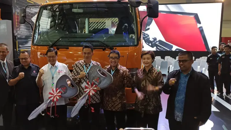 PT Krama Yudha Tiga Berlian Motors (KTB) menyerahkan dua unit kendaraan Colt Diesel kepada PMI Surakarta dan SMK Muhammadiyah Tumijajar Lampung.