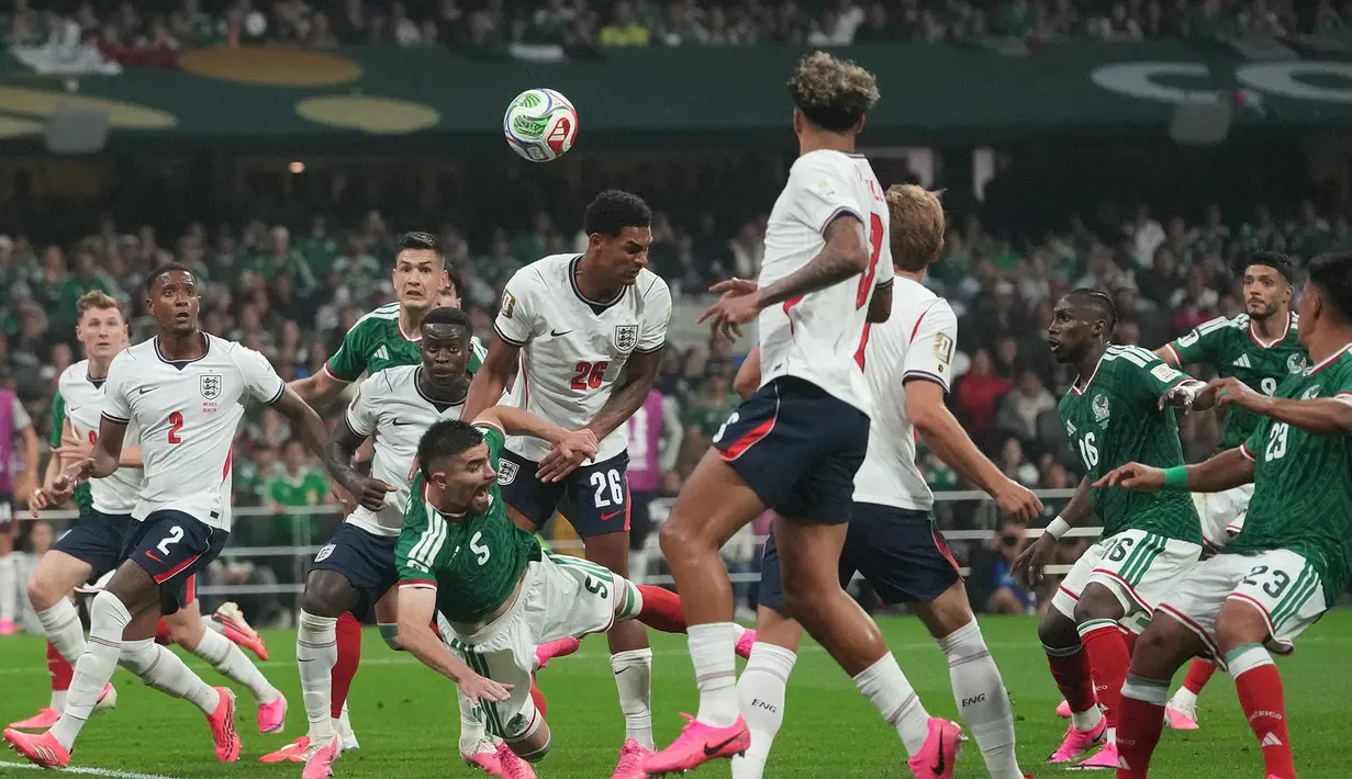 Pemain Inggris Jarell Quansah berebut bola dengan pemain Meksiko Johan Vasquez selama pertandingan sepak bola babak 16 besar Piala Dunia antara Meksiko dan Inggris di Mexico City, Minggu, 5 Juli 2026. (AP Photo/Eduardo Verdugo)