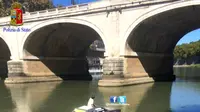 Pria Italia ini mengulangi kegemarannya mengubah mobil menjadi perahu (akun Facebook milik Questura di Roma)