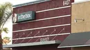 Kondisi di luar sebuah restoran cepat saji, di Hollywood, California, setelah aksi penyerangan dengan pisau, Selasa (31/1). Dua korban penikaman kritis, sementara satu lainnya luka ringan dan langsung dilarikan ke rumah sakit. (Robyn Beck/AFP)
