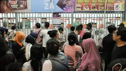 Pengunjung mengantre di loket pembelian tiket masuk Jakarta Fair Kemayoran 2017 di JIExpo, Kemayoran, Jakarta Pusat, Senin (19/6). Acara tahunan dalam rangka merayakan HUT Kota Jakarta tersebut dimeriahkan musisi Tanah Air. (Liputan6.com/Yoppy Renato)