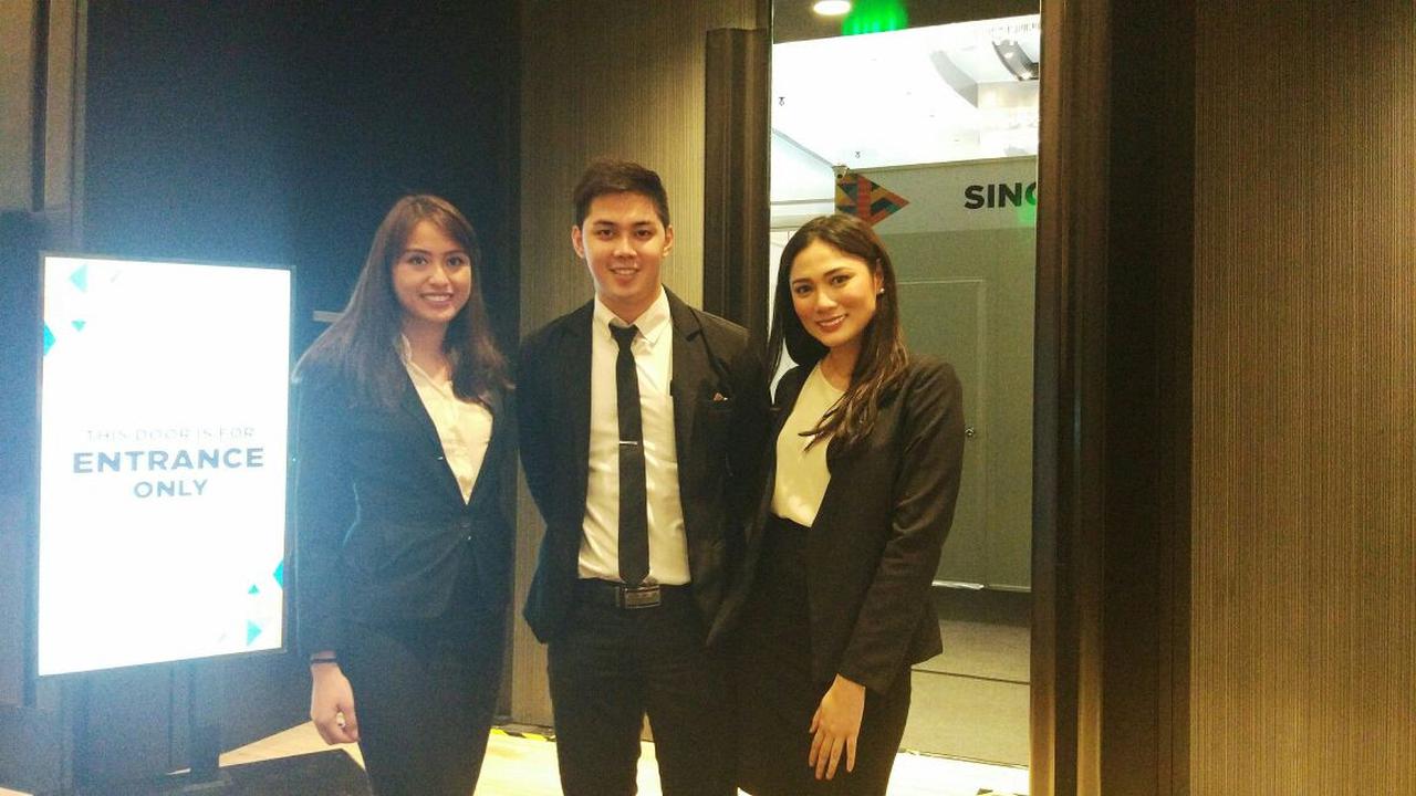 Sejumlah usher di International Media Center di Conrad Manila Hotel dalam kegiatan ASEAN Foreign Ministers' Meetings ke-50 