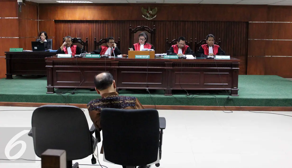 Terdakwa suap SKK Migas dan Kementerian ESDM, Sutan Bhatoegana menjalani sidang dengan agenda pembacaan vonis di Pengadilan Tipikor, Jakarta, Rabu (19/8). Majelis Hakim memvonis Sutan Bhatoegana dengan pidana penjara 10 Tahun. (Liputan6.com/Helmi Afandi)