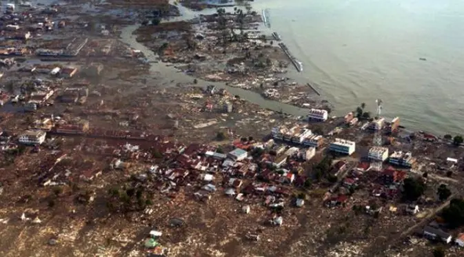 Tsunami pada 26 Desember 2004 sehari sesudah Natal jutaan rumah dan warga tersapu dan hancur tanpa meninggalkan bekas sedikit pun. Tsunami yang dipicu oleh gempa bumi itu, mengandung jumlah energi yang sama seperti 23.000 bom atom. (news.liputan6.com)
