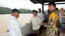 Wapres Jusuf Kalla (JK) saat meninjau Bendungan Bili-Bili usai banjir menerjang Gowa, Sulawesi Selatan, Minggu (27/1). JK didampingi Menteri PUPR Basuki Hadimuljono dan Mensos Agus Gumiwang. (Liputan6.com/Pool/Media Wapres)