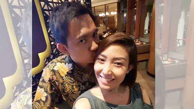 Ayu Dewi bermesraan dengan sang suami, regi Datau (Instagram)