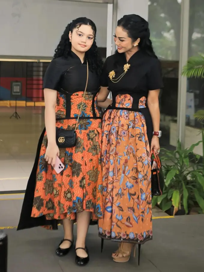 Model Batik Ala Kris Dayanti yang Simpel