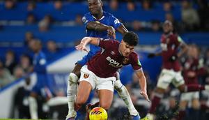 Pemain Chelsea Moises Caicedo melanggar pemain West Ham Mateus Fernandes (depan) pada laga Premier League/Liga Inggris antara Chelsea vs West Ham di London, Sabtu, 31 Januari 2026. (AP Photo/Alastair Grant)