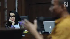 Terdakwa gratifikasi dan suap pemberian izin lokasi perkebunan kelapa sawit, Rita Widyasari menyimak keterangan saksi pada sidang lanjutan di Pengadilan Tipikor, Jakarta, Rabu (11/4). Sidang mendengar keterangan saksi. (Liputan6.com/Helmi Fithriansyah)