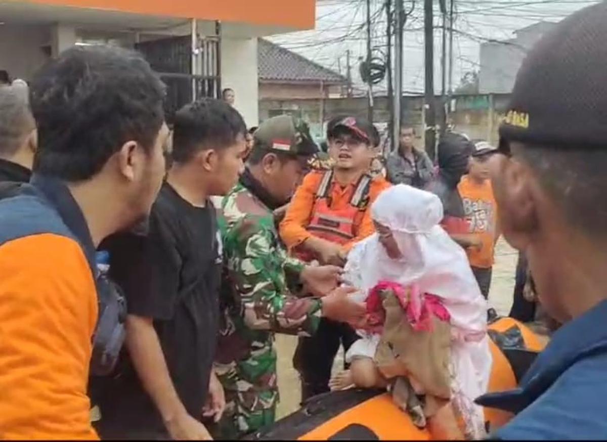 Prajurit TNI Kodim 0507 evakuasi warga terjebak banjir di Bekasi
