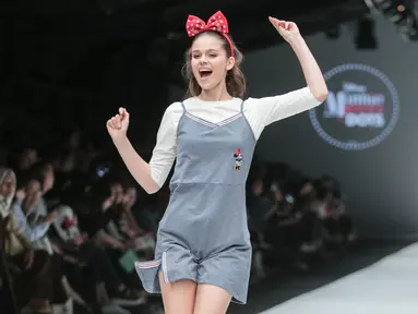 Model mengenakan baju koleksi Matahari Department Store pada Jakarta Fashion Week 2018 di Senayan City, Selasa (24/10). Mengangkat tema Rocks & Fun, koleksi tersebut menandai lima tahun keikutsertaan Matahari dalam ajang JFW. (Liputan6.com/Faizal Fanani)