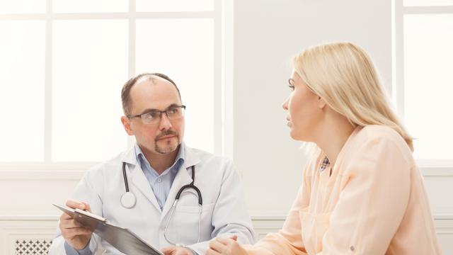 Ilustrasi Tulisan Tangan Dokter dan Dokter