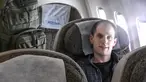 Dalam gambar yang diambil dari video yang disediakan oleh Dinas Keamanan Federal Rusia melalui RTR pada Kamis, 1 Agustus 2024, reporter Wall Street Journal Evan Gershkovich duduk di dalam pesawat di bandara di luar Moskow, Rusia. (Russian Federal Security Service/RTR via AP)