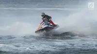 Atlet Jetski Indonesia, Aqsa Sutan Aswar saat Final Moto4 Jetski kelas Runabout Limited Asian Games di Pantai Ancol, Jakarta, Jumat (24/8). Aqsa Sutan Aswar harus puas dengan perunggu setelah mengalami kerusakan mesin. (Liputan6.com/Helmi Fithriansyah)