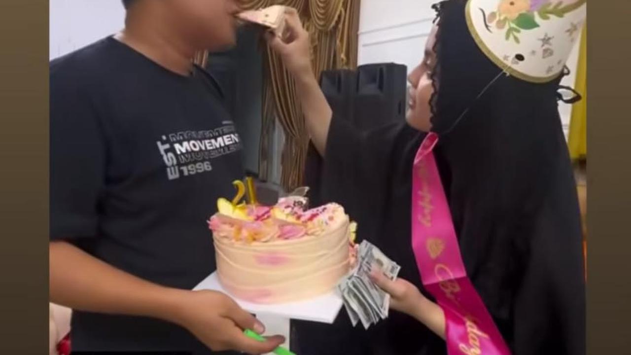 Putri Isnari Dapat Hadiah Uang Tunai Ratusan Dolar di Momen Ulang Tahun