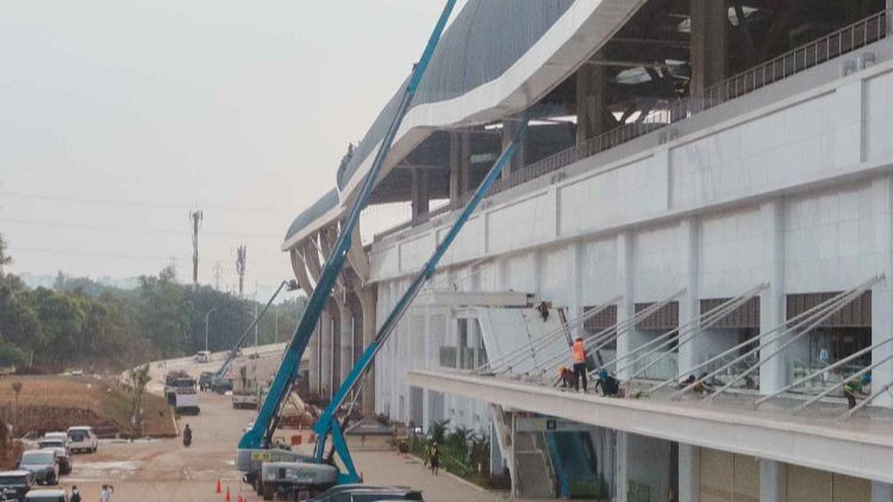 Pada bagian luar Stasiun Halim juga masih dilakukan penyelesaian akhir.