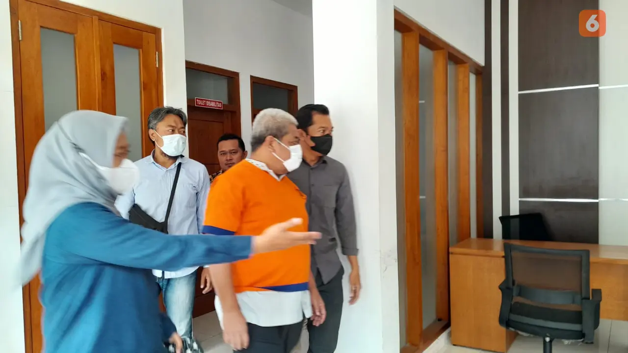 Tersangka kekerasan seksual santri, Fauzan, saat berada di Kejaksaan Negeri Banyuwangi. (Hermawan Arifianto/Liputan6.com)