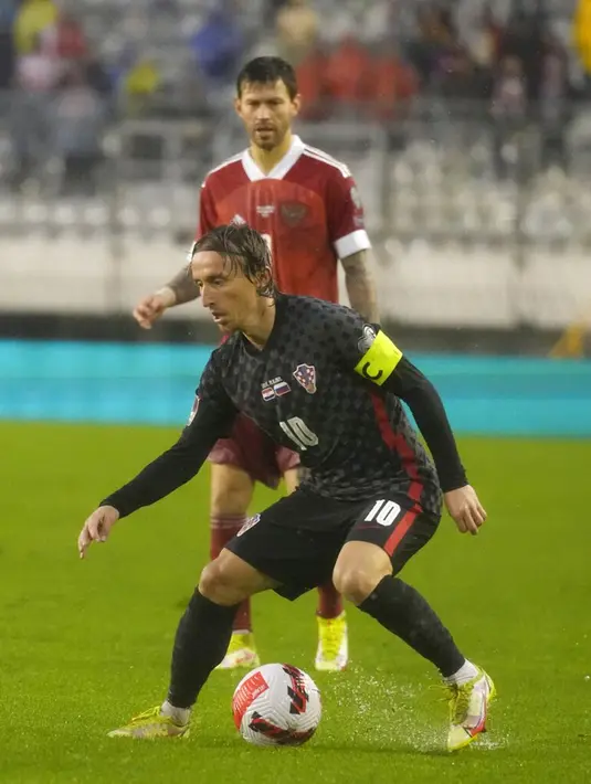 Pemain Kroasia Luka Modric mengontrol bola saat melawan Rusia pada pertandingan sepak bola kualifikasi Grup H Piala Dunia 2022 di Stadion Poljud, Split, Kroasia, 14 November 2021. Kroasia menang 1-0. (AP Photo/Darko Bandic)