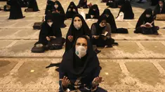 Jemaah berdoa memburu malam lailatul qadar pada bulan suci Ramadan di Masjid Universitas Teheran, Laylat al-Qadr, Iran, Selasa (12/5/2020). Iran mengizinkan masjid dibuka kembali, namun dengan memperhatikan prosedur kesehatan dan sosial untuk mencegah penyebaran COVID-19. (AP Photo/Vahid Salemi)