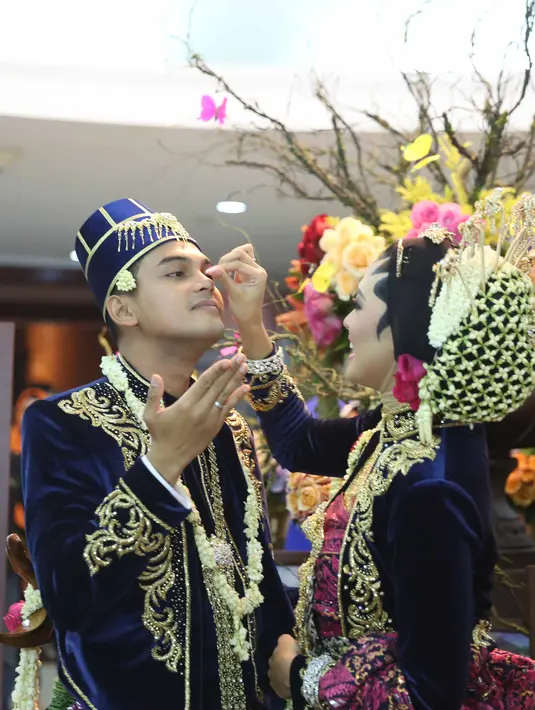 Rasa cinta Ridwan pada Putri yang kini telah resmi menjadi istrinya terlihat dari tutur katanya yang menceritakan kelebihan wanita cantik itu. Menurutnya Putri sosok wanita yang mau belajar agama dan sayang keluarga. (Nurwahyunan/Bintang.com)