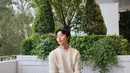 Ryu Jun Yeol tampil dengan outfit serba putih. Ia mengenakan kniited sweater putih polos yang dipadukannya dengan celana panjang dan espadrilles yang juga berwarna putih polos. [Foto: Instagram/ryusdb]
