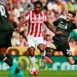 Bek Stoke, Glen Johnson berusaha membawa dari kejaran gelandang Liverpool, Adam Lallana pada Liga Premier Inggris di Britannia Stadium, Minggu (9/8/2015).Liverpool menang atas Stoke City dengan skor 1-0. (Reuters/Jason Cairnduff)