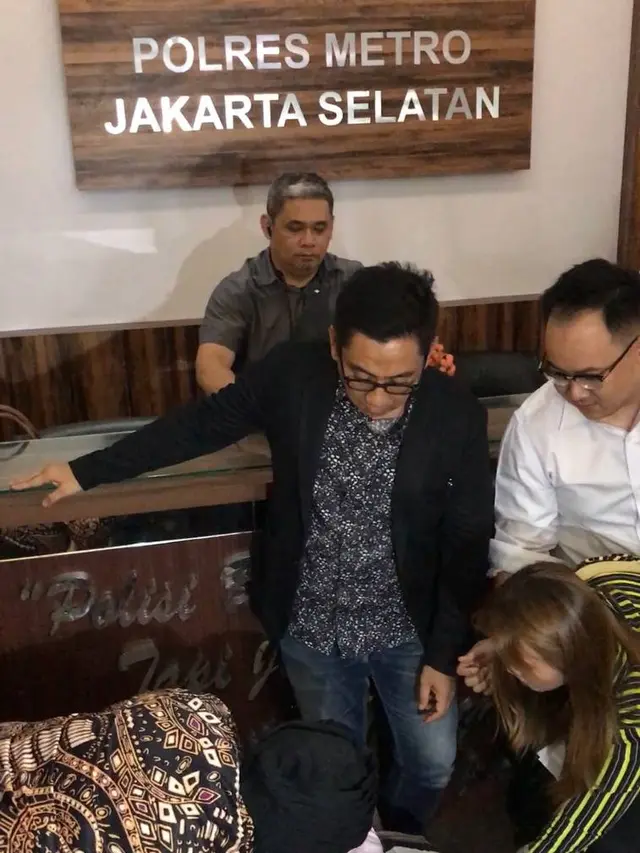 W Bersujud di Kaki Sri Muna Ibunda Dewi Perssik