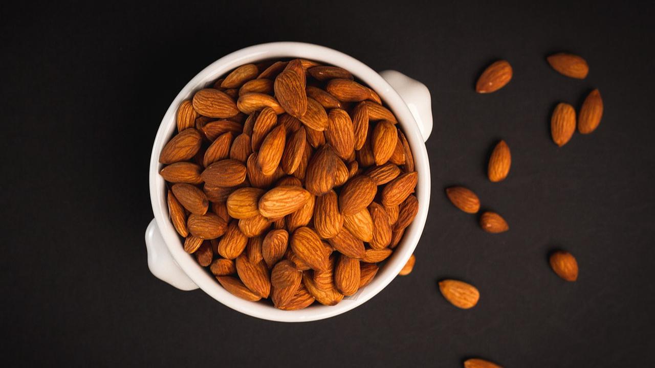 10 Makanan untuk Mata Kering, Kacang Almond hingga Brokoli