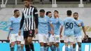 Para pemain Manchester City merayakan gol penyeimbang 1-1 ke gawang Newcastle United yang dicetak bek Joao Cancelo (tengah) dalam laga lanjutan Liga Inggris 2020/2021 pekan ke-36 di St James' Park, Newcastle, Jumat (14/5/2021). Manchester City menang 4-3 atas Newcastle. (AFP/Scott Heppell/Pool)